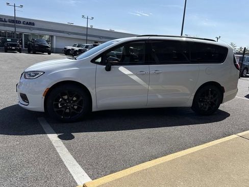 New 2026 Chrysler Pacifica Limited FWD image 27