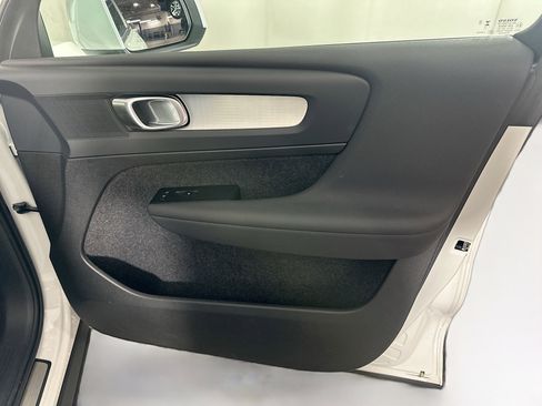 Used 2025 Volvo XC40 B5 Core image 32