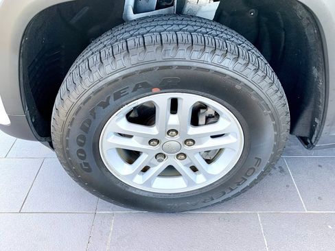 Used 2023 Jeep Grand Cherokee Laredo image 9