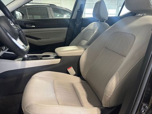 Used 2025 Nissan Altima 2.5 SV image 36