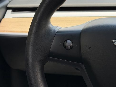 Used 2022 Tesla Model Y Long Range AWD/4WD image 40