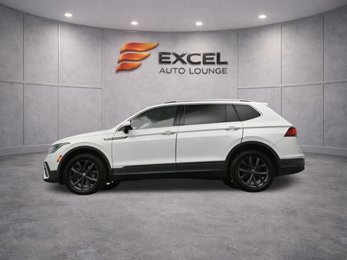 Used 2022 Volkswagen Tiguan SE w/ Panoramic Sunroof Package image 35