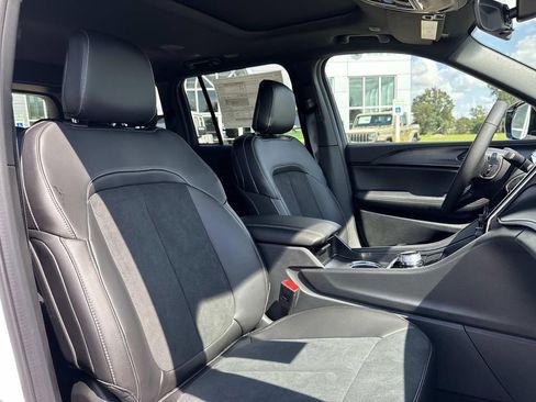 New 2025 Jeep Grand Cherokee Altitude image 22