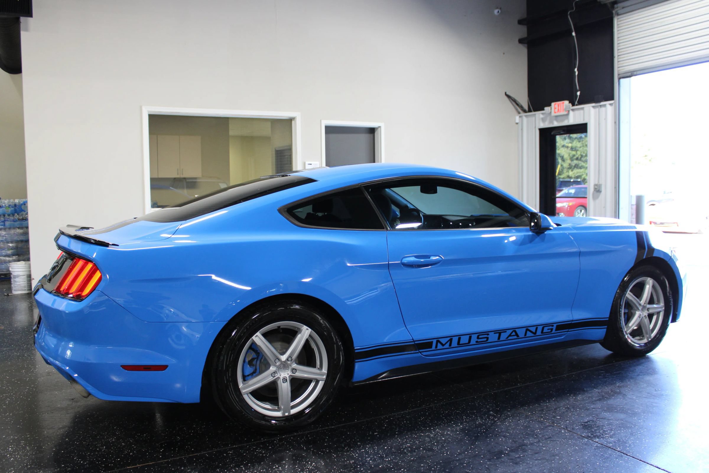 Used 2017 Ford Mustang Coupe RWD image 3