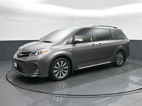 Used 2018 Toyota Sienna Limited image 3