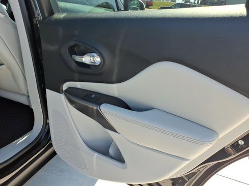 Used 2022 Jeep Cherokee Limited image 10