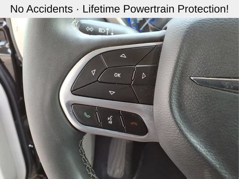 Used 2024 Chrysler Pacifica Touring-L FWD image 19