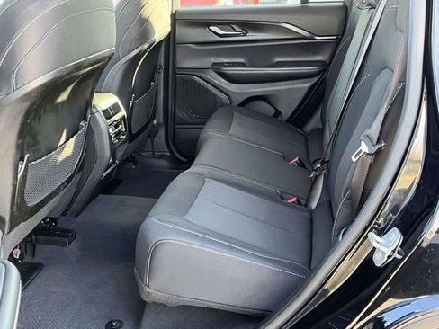 Used 2023 Jeep Grand Cherokee Laredo image 15