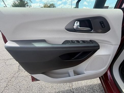 Used 2023 Chrysler Pacifica Touring-L AWD/4WD image 13