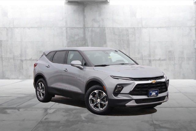 Used 2025 Chevrolet Blazer LT AWD/4WD image 2