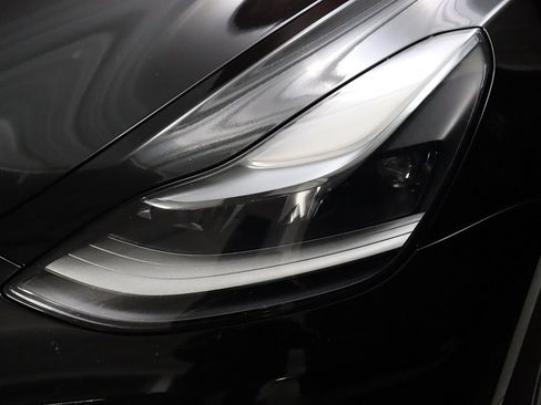 Used 2023 Tesla Model 3 Standard Range image 4