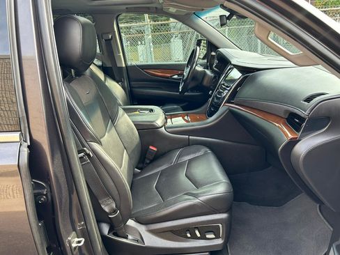 Used 2018 Cadillac Escalade ESV Luxury AWD/4WD image 18