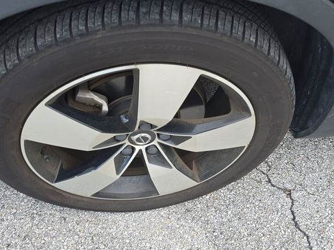 Used 2019 Volvo XC40 T5 Momentum image 10