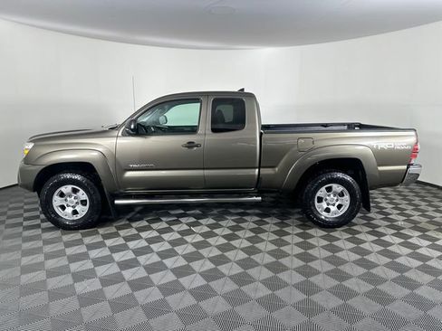 Used 2015 Toyota Tacoma 4x4 Access Cab V6 w/ TRD Off-Road Package image 3