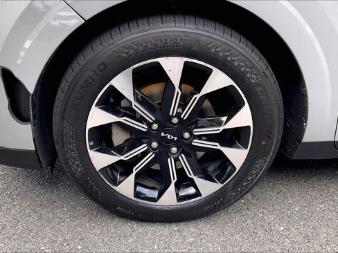 Used 2024 Kia Carnival EX FWD image 10