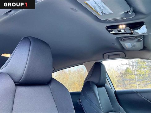 Used 2024 Toyota Venza LE image 12