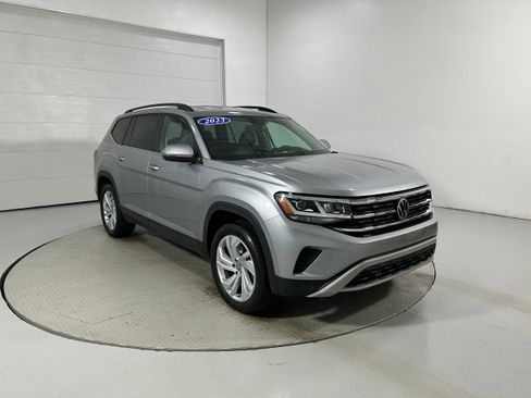 Used 2023 Volkswagen Atlas SE AWD/4WD image 2