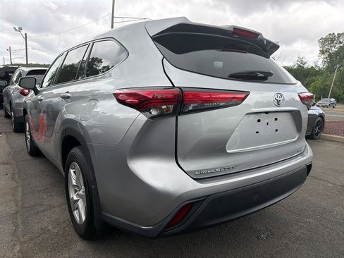 Used 2022 Toyota Highlander LE AWD/4WD image 13