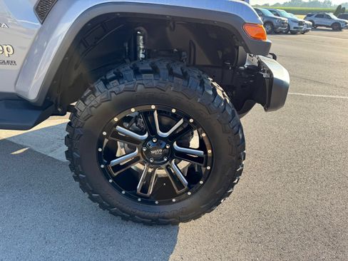 Used 2018 Jeep Wrangler Unlimited Sahara AWD/4WD image 11