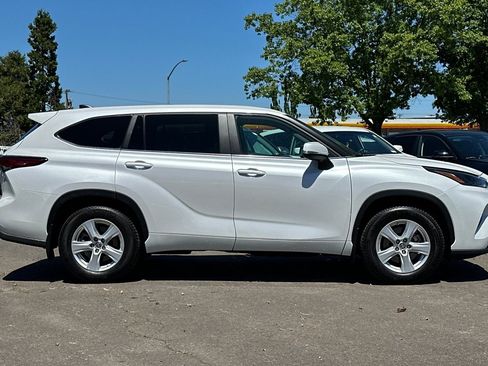 Used 2023 Toyota Highlander LE AWD/4WD image 3