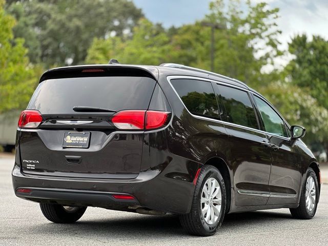 Used 2018 Chrysler Pacifica Touring-L FWD image 5