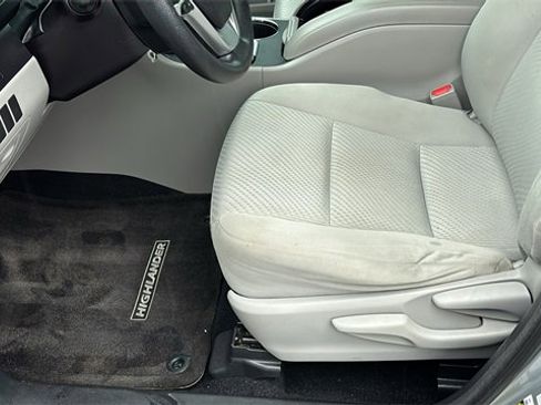 Used 2017 Toyota Highlander LE w/ Carpet Mat Package image 28