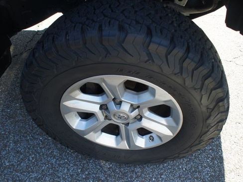 Used 2018 Toyota 4Runner SR5 Premium image 4