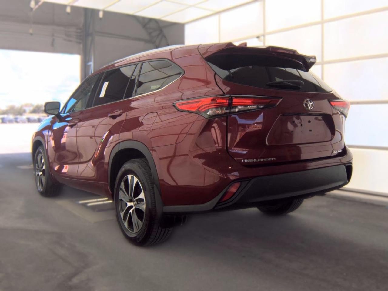Used 2021 Toyota Highlander XLE AWD/4WD image 2