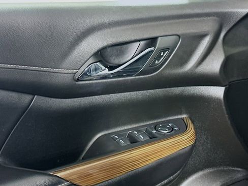 Used 2019 GMC Acadia SLE image 18