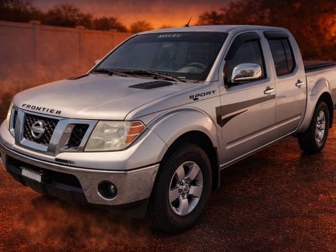 Used 2010 Nissan Frontier SE image 1