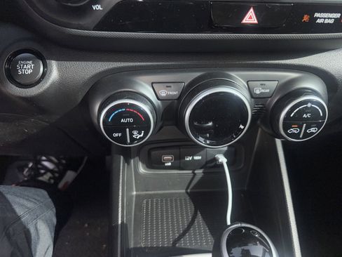 Used 2024 Hyundai Venue SEL image 6