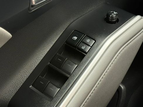 Used 2021 Toyota Highlander XLE AWD/4WD image 39