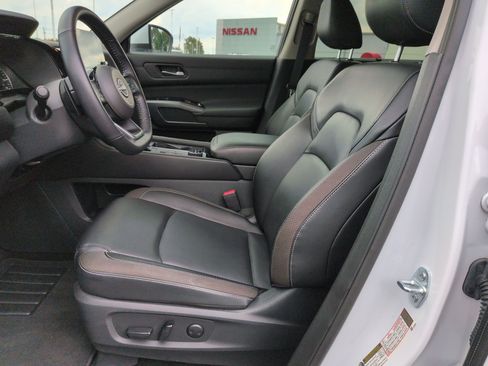 Used 2025 Nissan Pathfinder SL AWD/4WD image 15