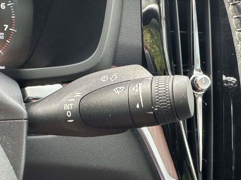 Certified 2022 Volvo S60 B5 Momentum w/ Premium Package image 34