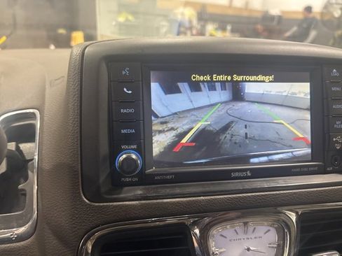 Used 2014 Chrysler Town & Country Touring image 30