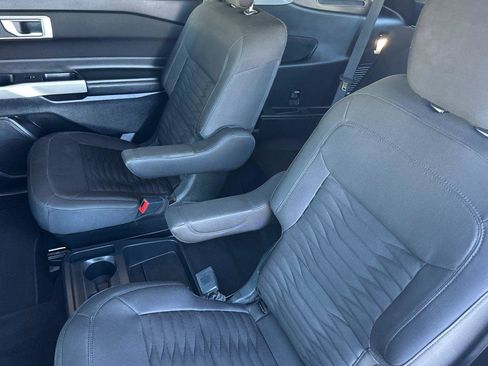 Used 2020 Ford Explorer XLT image 12