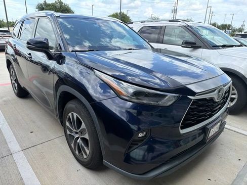 Used 2021 Toyota Highlander XLE FWD image 2
