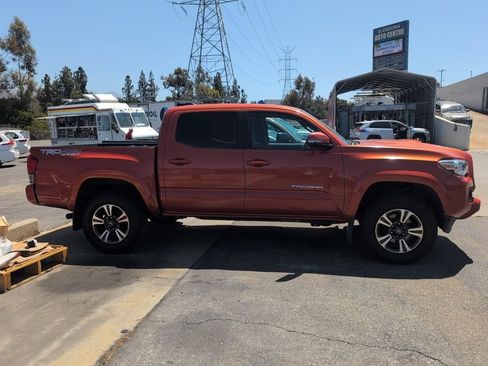 Used 2017 Toyota Tacoma TRD Sport w/ Tow Package (A/T) AWD/4WD image 4