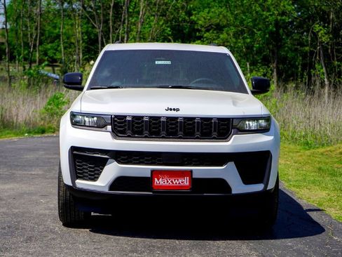 New 2026 Jeep Grand Cherokee Altitude RWD image 4