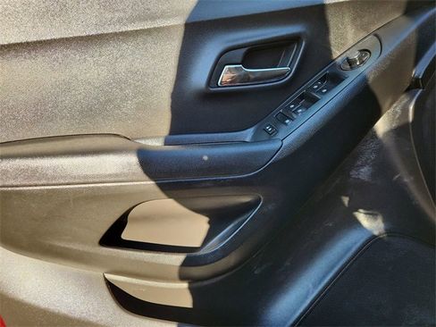 Certified 2017 Chevrolet Trax LT w/ LT Convenience Package image 19