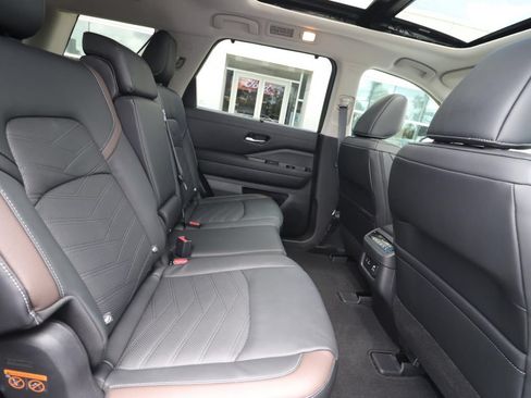 Used 2025 Nissan Pathfinder Platinum w/ Black Appearance Package AWD/4WD image 23