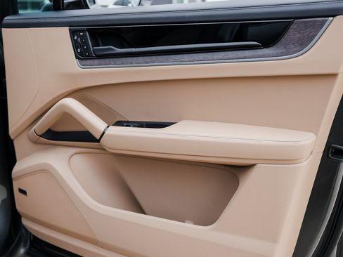 Certified 2024 Porsche Cayenne S image 27