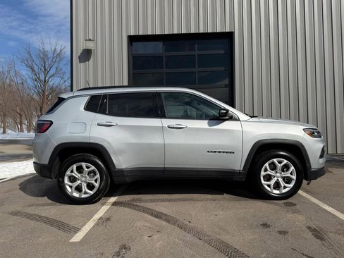 Used 2024 Jeep Compass Latitude image 4