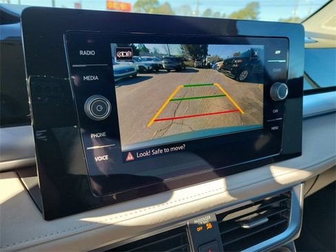 Certified 2025 Volkswagen Taos SE image 27