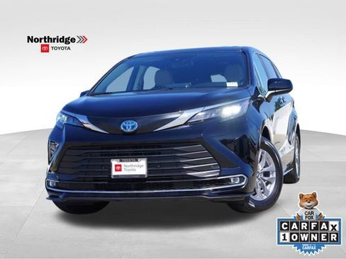Used 2024 Toyota Sienna XLE FWD image 1