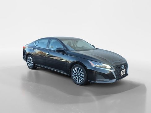 Used 2023 Nissan Altima 2.5 SV image 2