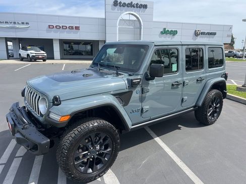 Used 2025 Jeep Wrangler Unlimited Sahara AWD/4WD image 5