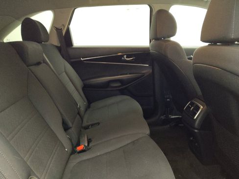 Used 2019 Kia Sorento LX w/ LX Convenience Package image 19
