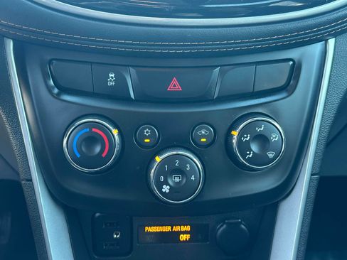 Certified 2022 Chevrolet Trax LT w/ LT Convenience Package image 12