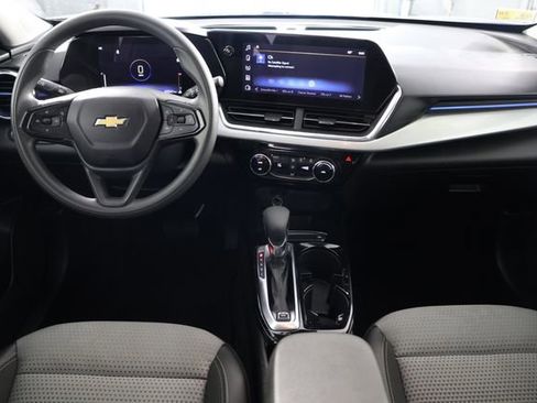 Used 2024 Chevrolet Trax LT image 2